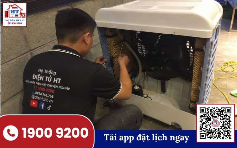 Kỹ thuật viên kiểm tra quạt hơi nước bị rò rỉ nước, tập trung vào các bộ phận bên trong thiết bị để xác định nguyên