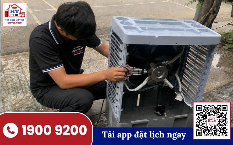 Kỹ thuật viên đang kiểm tra tấm làm mát của quạt hơi nước để chẩn đoán sự cố hoạt động.