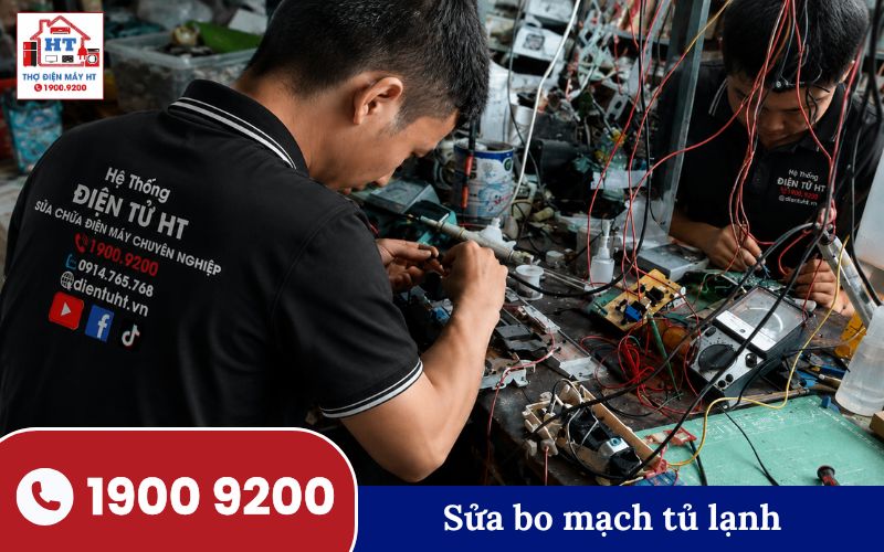 Kiểm tra bo mạch điều khiển tủ lạnh LG Kỹ thuật viên đang kiểm tra bo mạch điều khiển của tủ lạnh LG, tập trung vào các linh kiện điện tử trên bảng mạch.