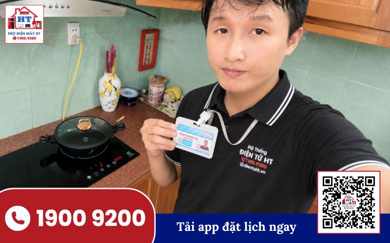 Kiểm tra bếp từ AEG để sửa chữa tại nhà Kỹ thuật viên đang kiểm tra bếp từ AEG trên bàn làm việc, chuẩn bị cho quá trình sửa chữa chuyên nghiệp.