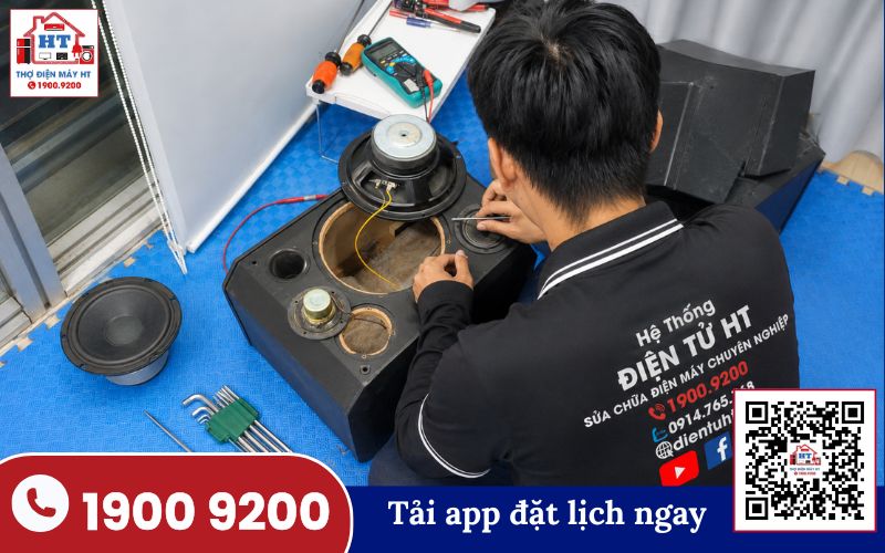 Kỹ thuật viên đang kiểm tra loa kéo tại nhà khách hàng để chẩn đoán nguyên nhân mất bass treble