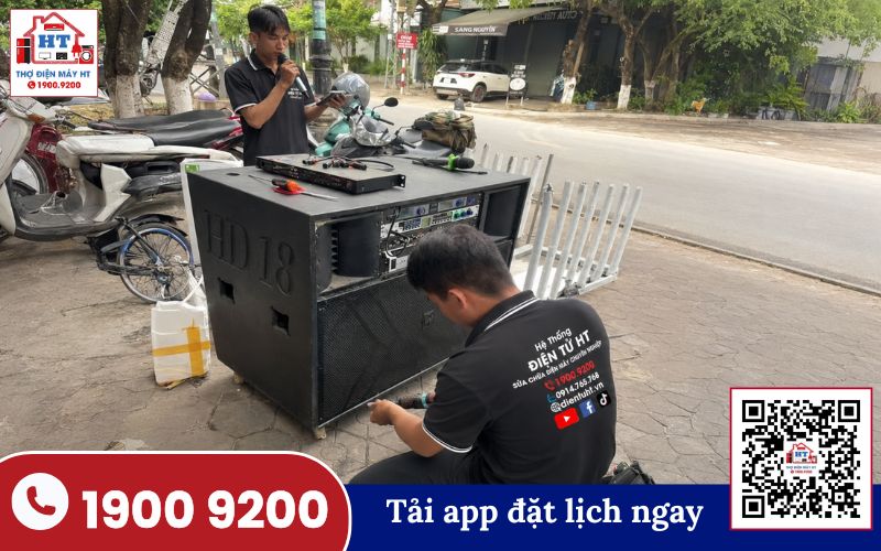 Kiểm tra tổng thể loa kéo ACNOS Soncamedia Kỹ thuật viên kiểm tra tổng thể loa kéo ACNOS Soncamedia tại hiện trường, chuẩn bị cho quy trình sửa chữa.