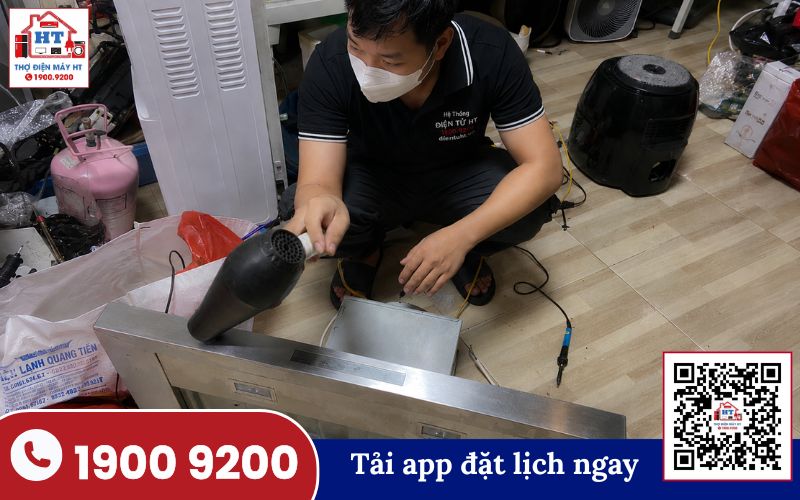 Kiểm tra áp suất tĩnh máy hút mùi Kỹ thuật viên kiểm tra máy hút mùi bằng đồng hồ đo áp suất tĩnh, tập trung vào ống dẫn và van điều tiết.