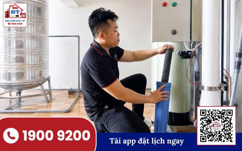 Kỹ thuật viên kiểm tra các bộ phận bên trong máy lọc nước để xác định nguyên nhân sự cố