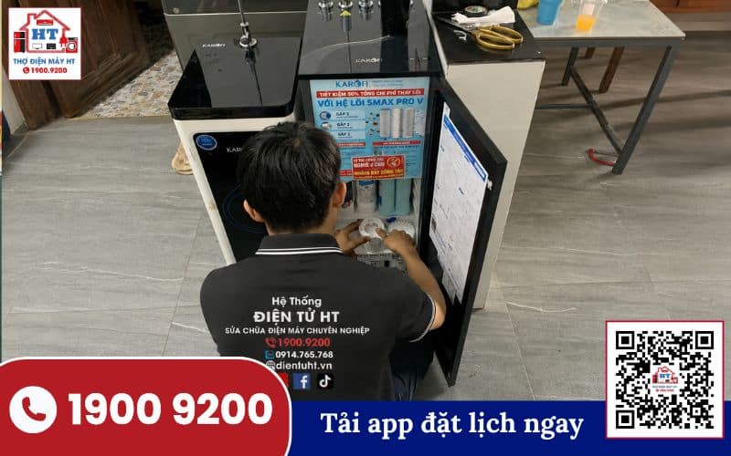 Kiểm tra sự cố rò rỉ nước ở máy lọc nước Kỹ thuật viên kiểm tra máy lọc nước đang bị rò rỉ nước, tập trung vào khu vực đường ống và các mối nối.