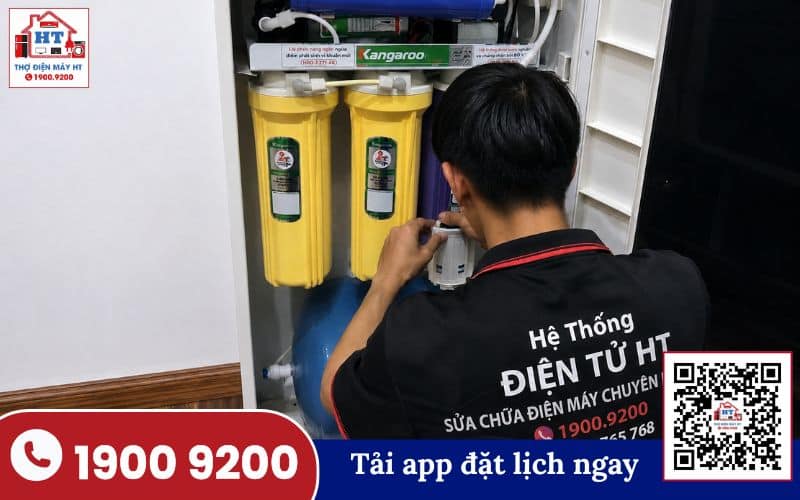 Kiểm tra máy lọc nước bị nước yếu Kỹ thuật viên kiểm tra máy lọc nước với đồng hồ đo áp suất, chuẩn đoán nguyên nhân nước yếu