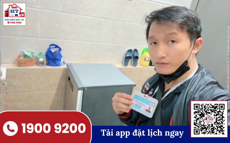 Kiểm tra hệ thống AquaStop máy rửa chén Hình ảnh kỹ thuật viên kiểm tra hệ thống AquaStop trên máy rửa chén, đảm bảo an toàn và hiệu quả hoạt động.