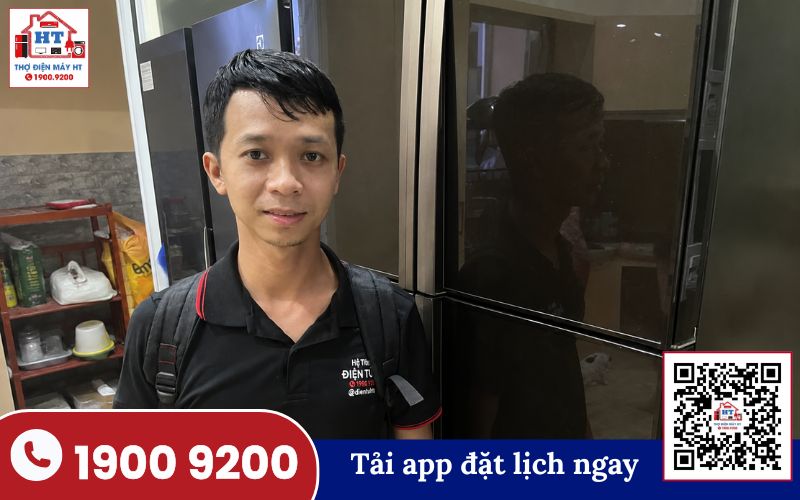 Kiểm tra bảng mạch tủ lạnh Hitachi Kỹ thuật viên đang kiểm tra bảng mạch điều khiển của tủ lạnh Hitachi để chẩn đoán mã lỗi