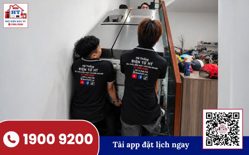 Kiểm tra tủ lạnh tại nhà khách hàng Kỹ thuật viên đang kiểm tra bên trong tủ lạnh tại nhà khách hàng, tập trung vào các chi tiết kỹ thuật.