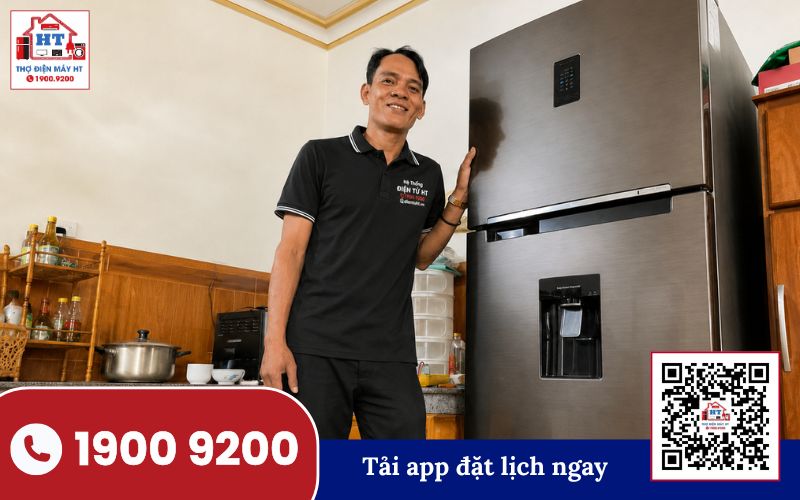Kiểm tra tủ lạnh tại nhà Kỹ thuật viên kiểm tra tủ lạnh tại nhà, chuẩn bị dụng cụ sửa chữa thiết bị điện lạnh.