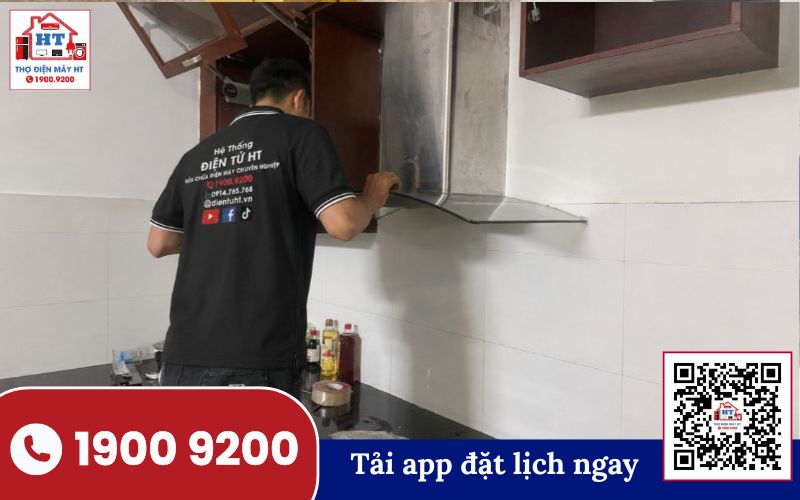 Kiểm tra mạch driver/inverter BLDC máy hút mùi Kỹ thuật viên kiểm tra mạch driver/inverter BLDC của máy hút mùi bằng đồng hồ vạn năng
