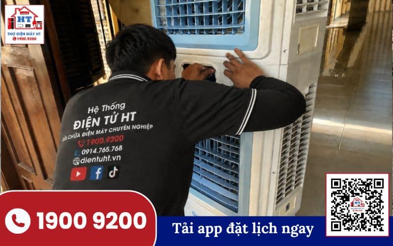 Motor quạt điều hòa hơi nước được tháo rời, đặt trên nền gạch màu xám để kiểm tra và sửa chữa