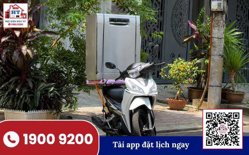 Kỹ thuật viên vận chuyển máy rửa chén Hình ảnh kỹ thuật viên đang vận chuyển máy rửa chén, thể hiện quy trình dịch vụ chuyên nghiệp.