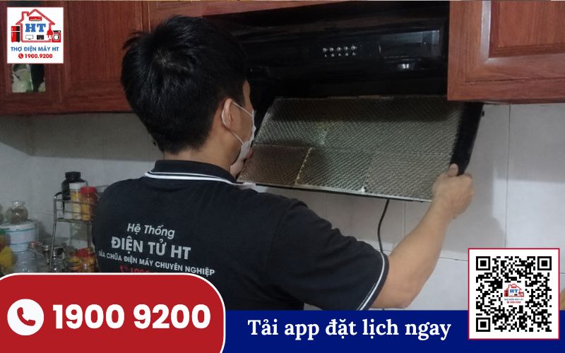 Kiểm tra máy hút mùi tại nhà Kỹ thuật viên đang kiểm tra bên trong máy hút mùi để chẩn đoán sự cố liên quan đến giao tiếp với bếp từ.