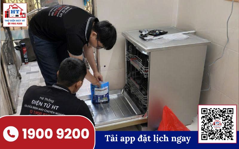 Kỹ thuật viên kiểm tra máy rửa chén tại nhà Thợ kỹ thuật đang kiểm tra máy rửa chén tại nhà khách hàng, tập trung vào bảng điều khiển và các bộ phận bên trong.
